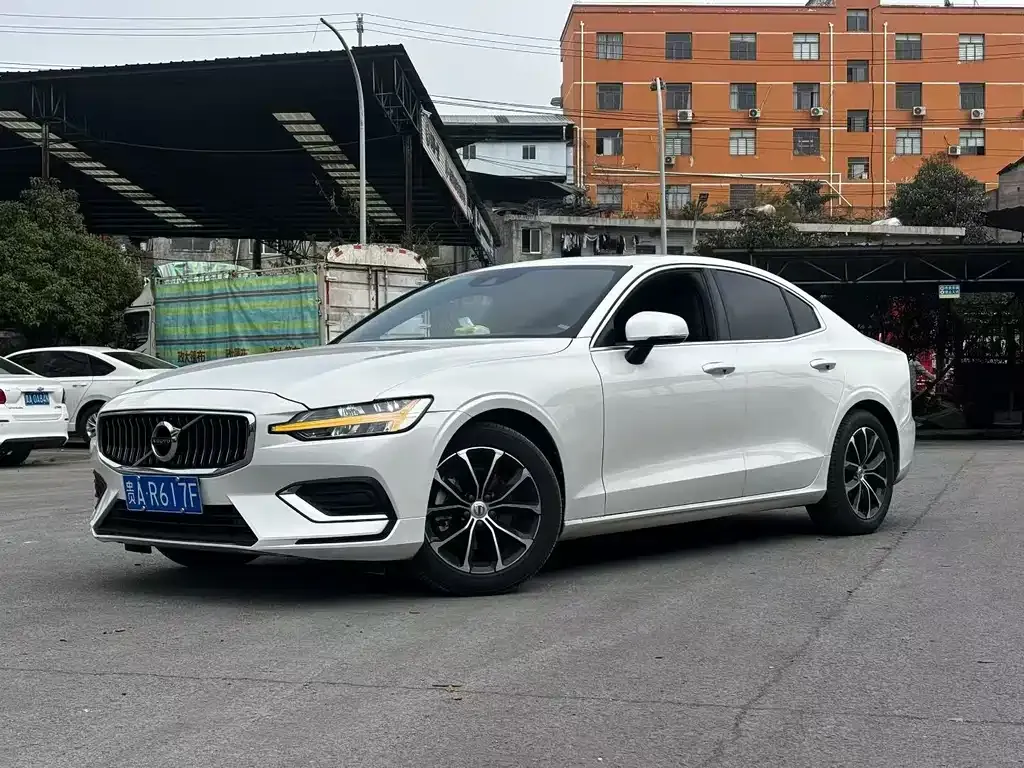 Volvo S60 — фото 1