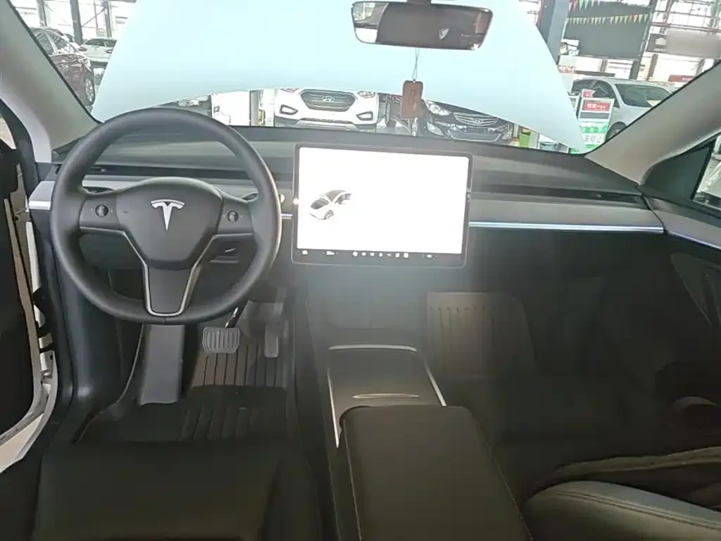 Tesla Model Y — фото 8