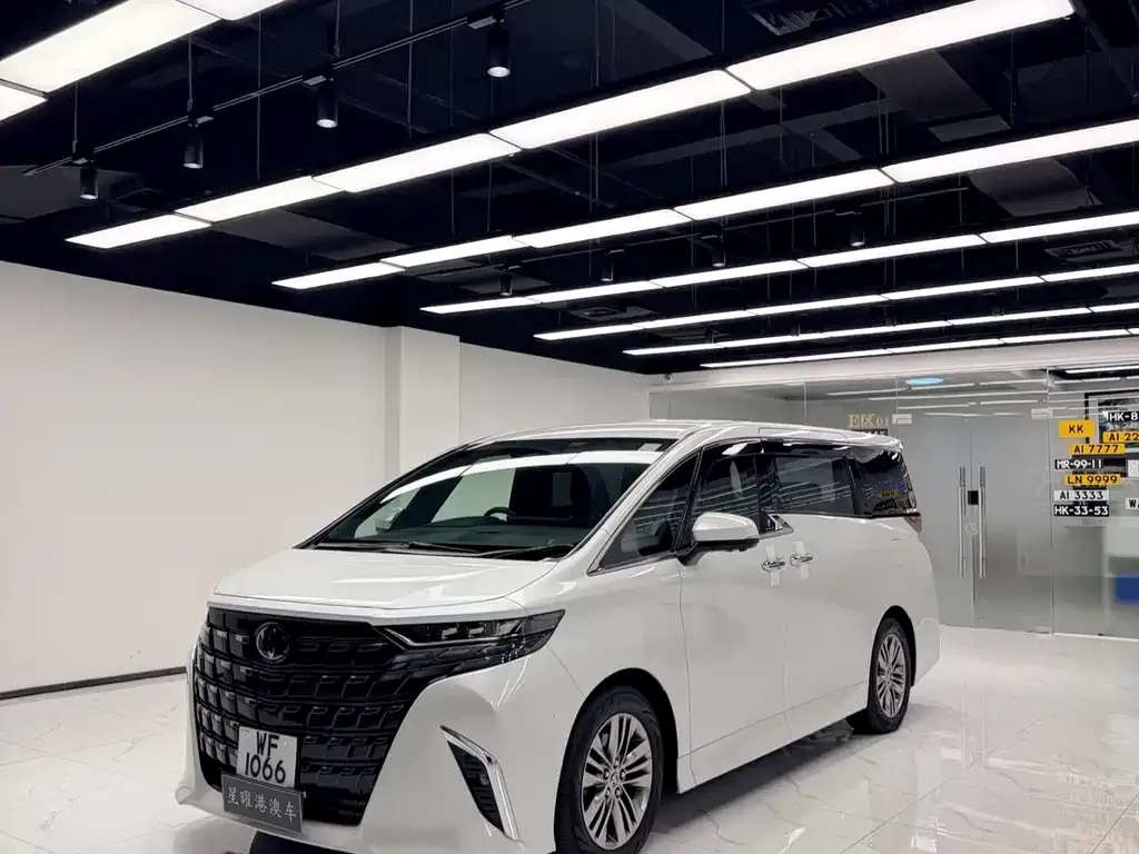 Toyota Alphard — фото 1