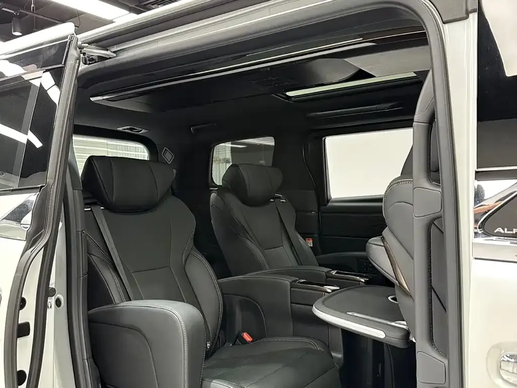 Toyota Alphard — фото 9