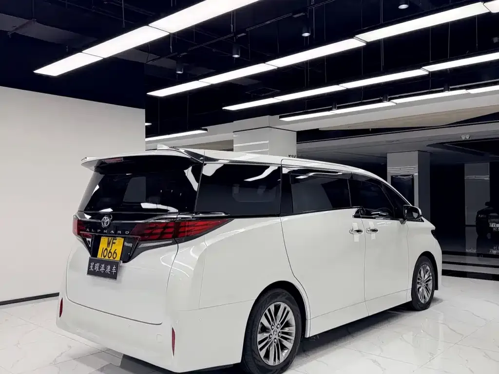 Toyota Alphard — фото 8