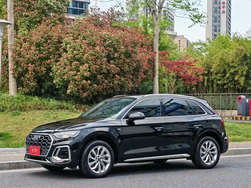 Audi Q5L — фото 1