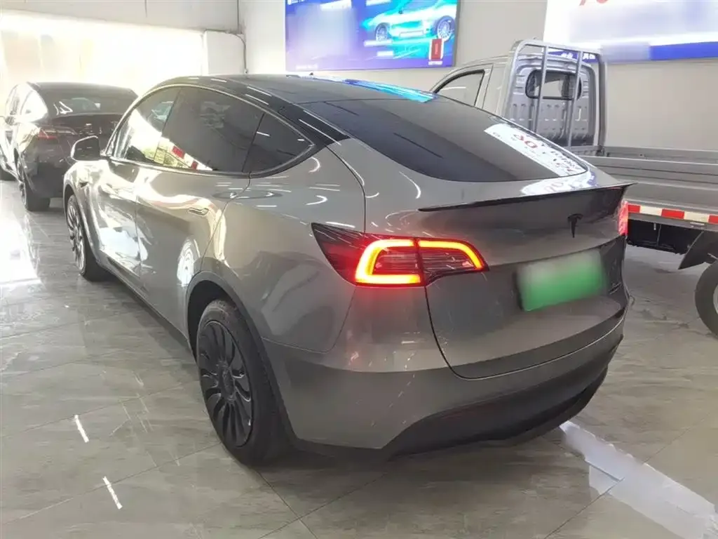 Tesla Model Y — фото 10