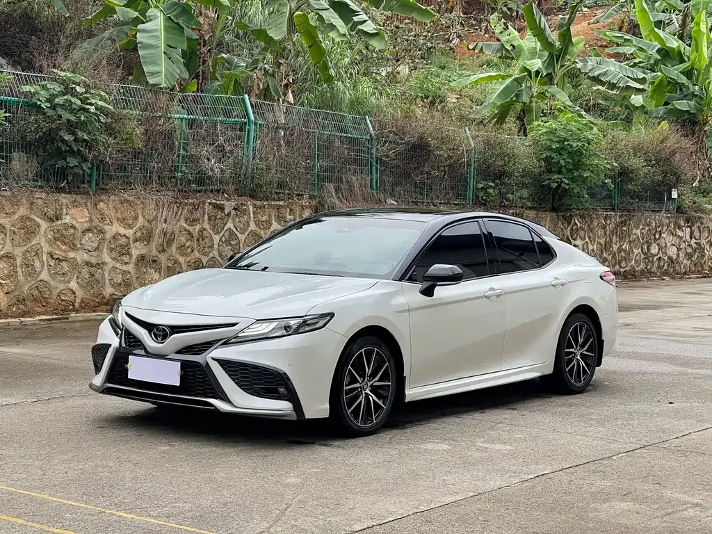 Toyota Camry — фото 1
