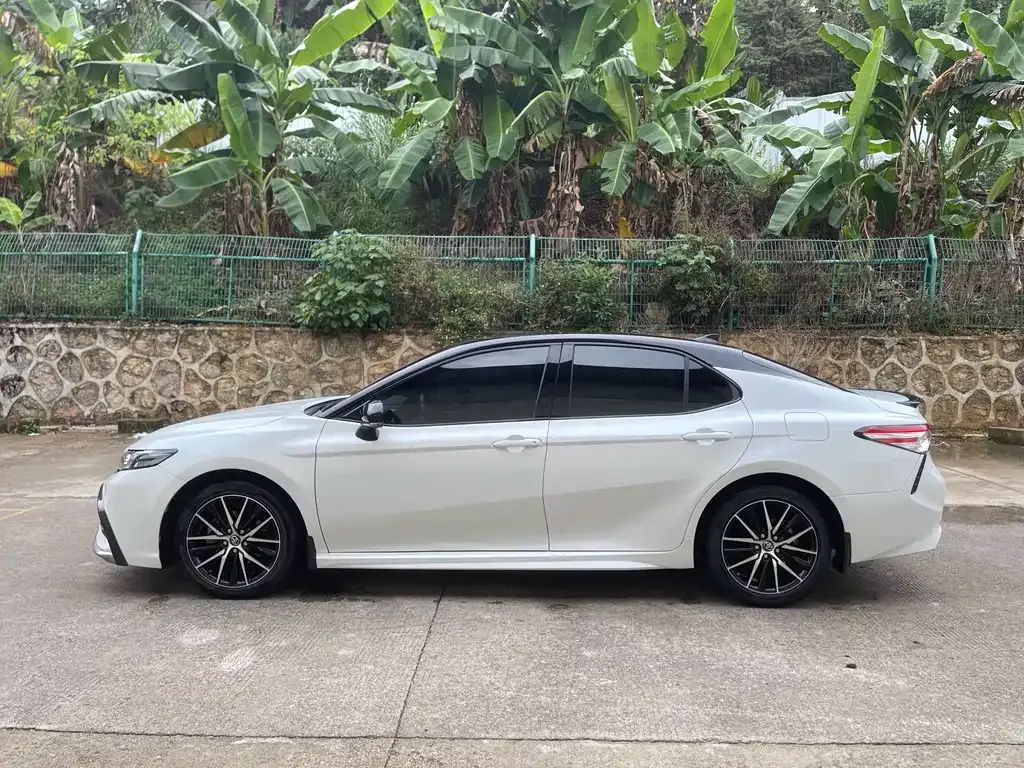 Toyota Camry — фото 5