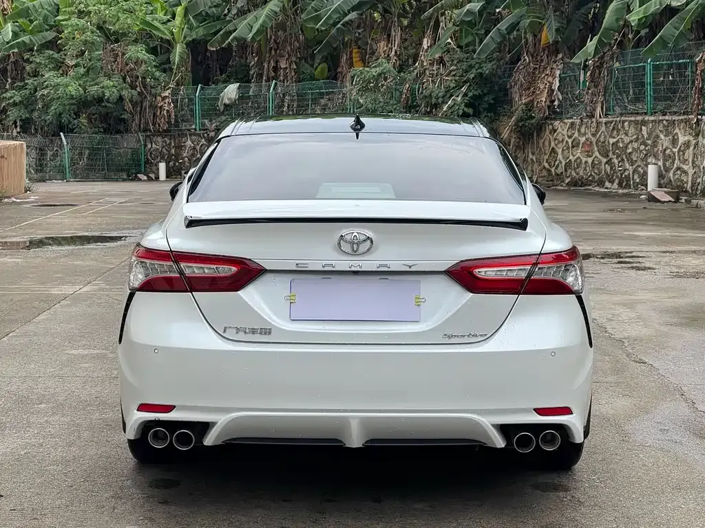 Toyota Camry — фото 9