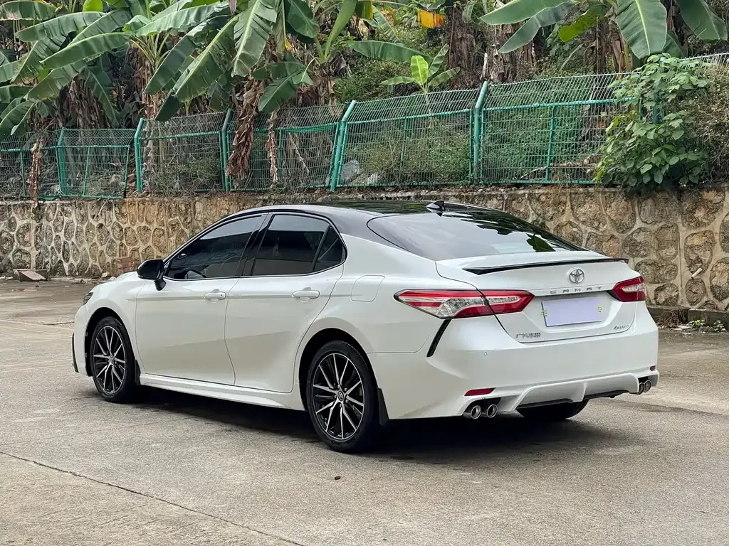 Toyota Camry — фото 8