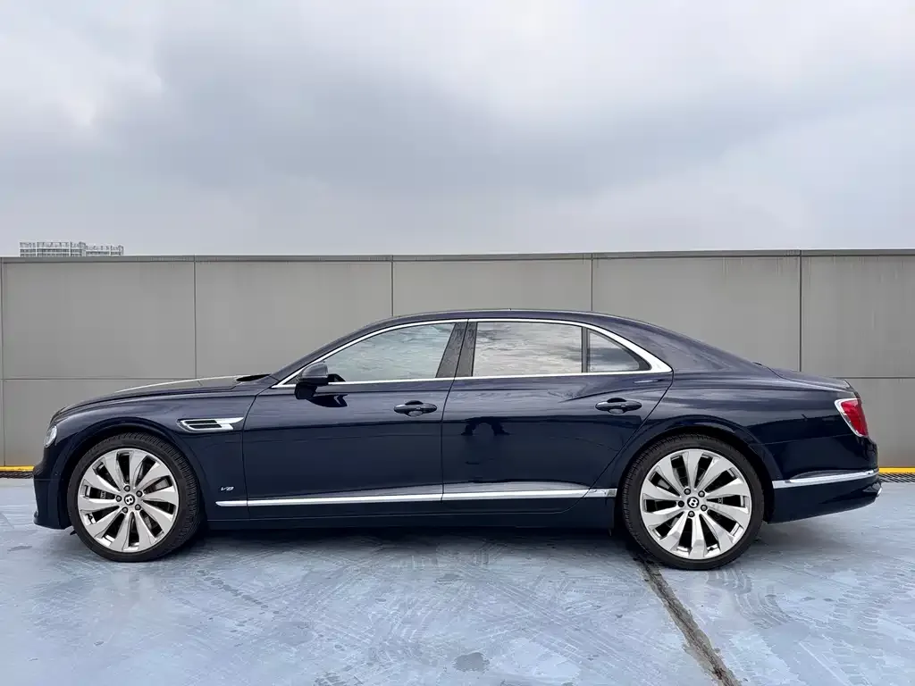 Bentley Flying Spur — фото 10