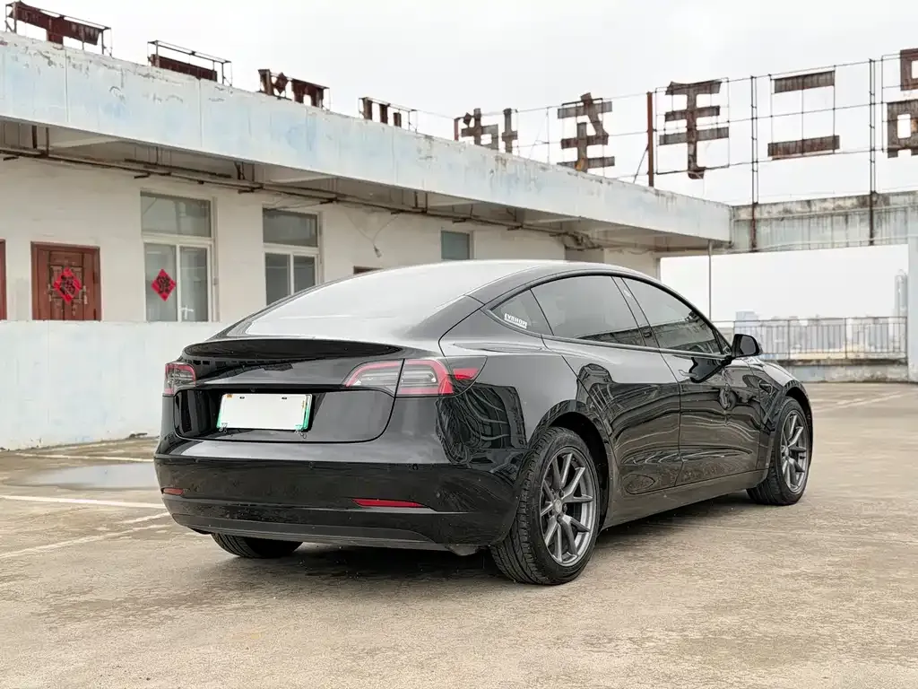 Tesla Model 3 — фото 5