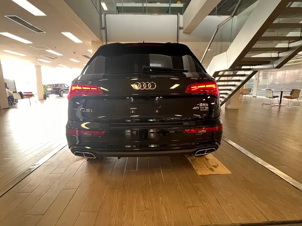 Audi Q5L — фото 10