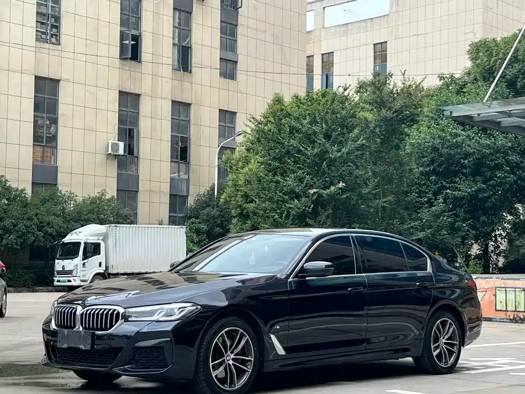BMW 5 Series — фото 1
