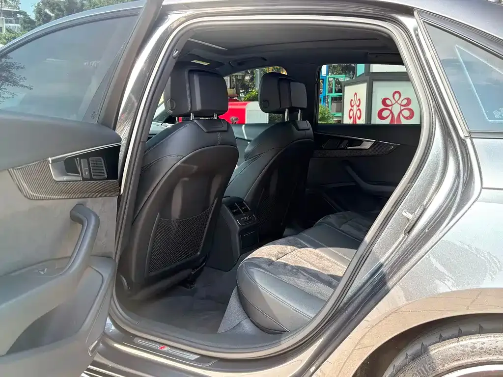 Audi A4L 2022 из CN, фото 5