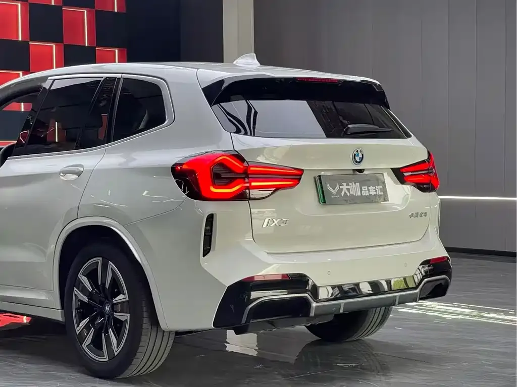 BMW iX3 — фото 10