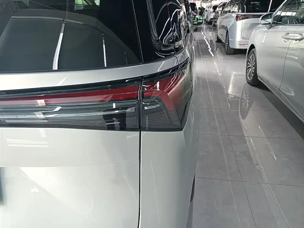 Buick GL8 Hybrid — фото 4