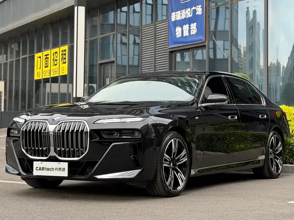 BMW 7 Series — фото 1