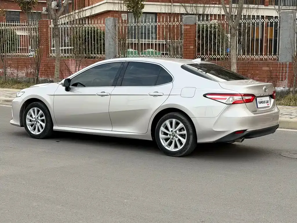 Toyota Camry — фото 7