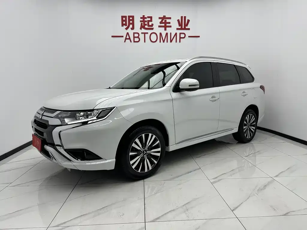 Mitsubishi Outlander — фото 1