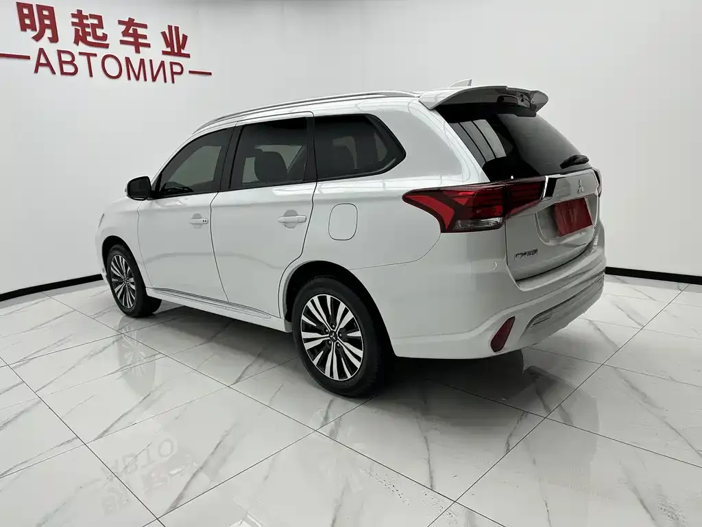 Mitsubishi Outlander — фото 10