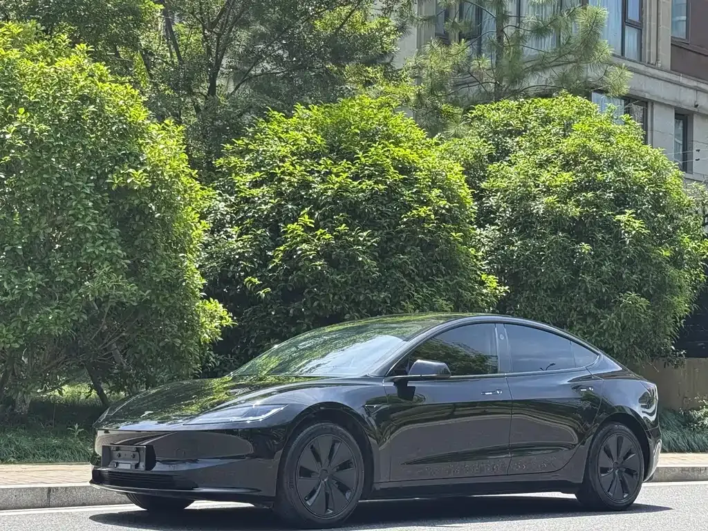 Tesla Model 3 — фото 1