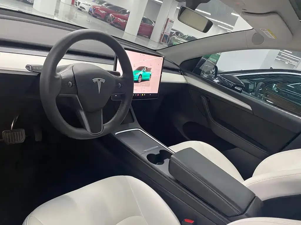 Tesla Model Y — фото 8
