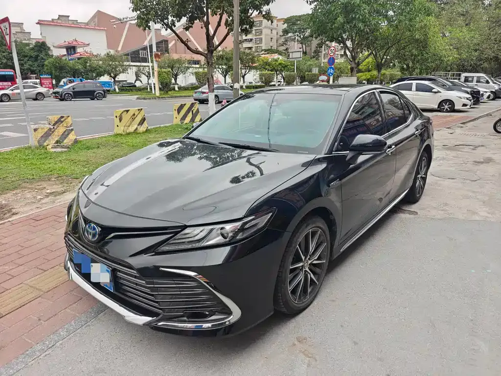 Toyota Camry — фото 1