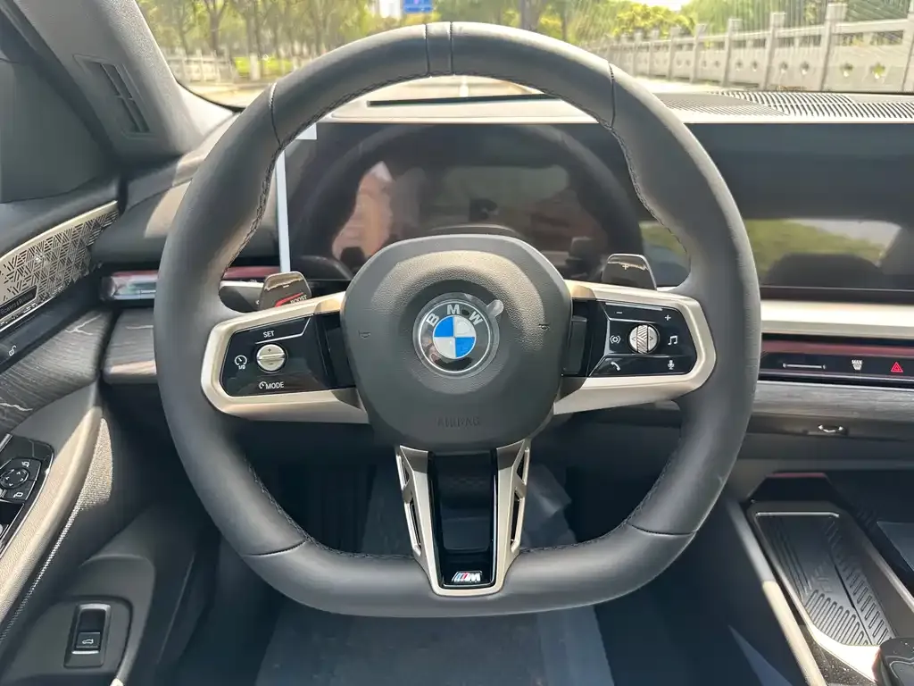 BMW 5 Series — фото 10