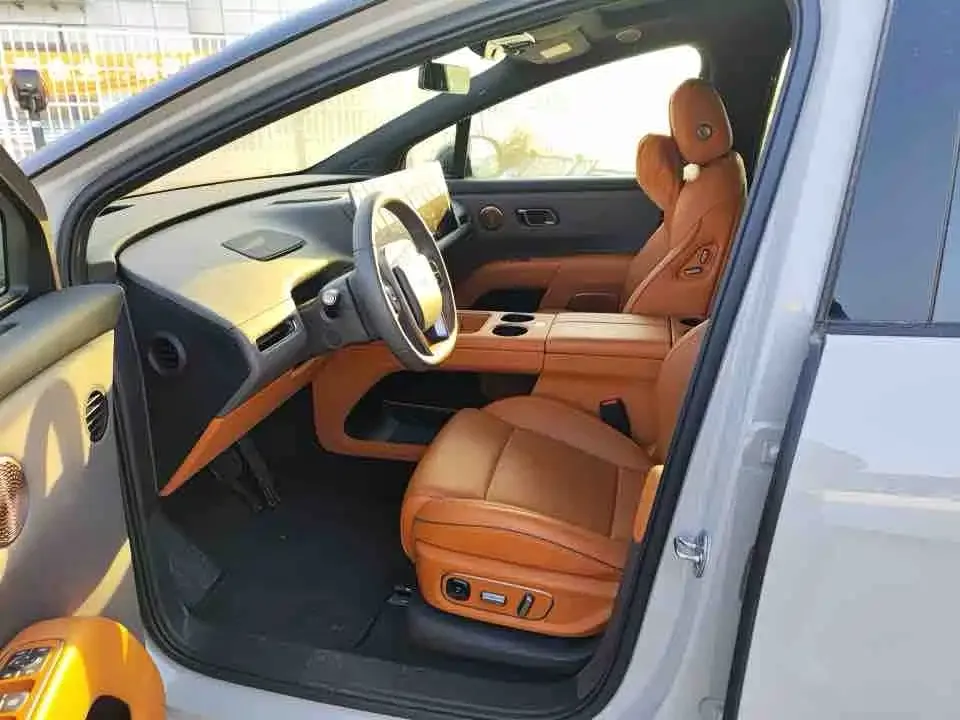 Li Auto i8 — фото 5