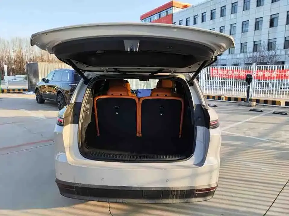 Li Auto i8 — фото 10
