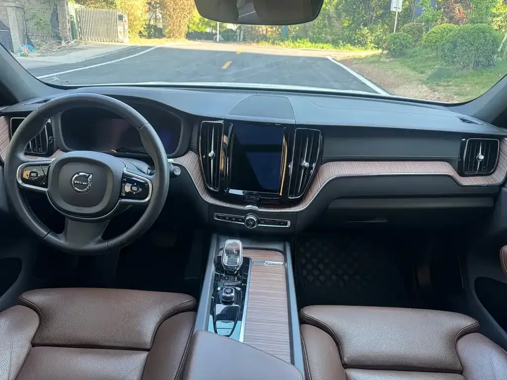 Volvo XC60 — фото 2