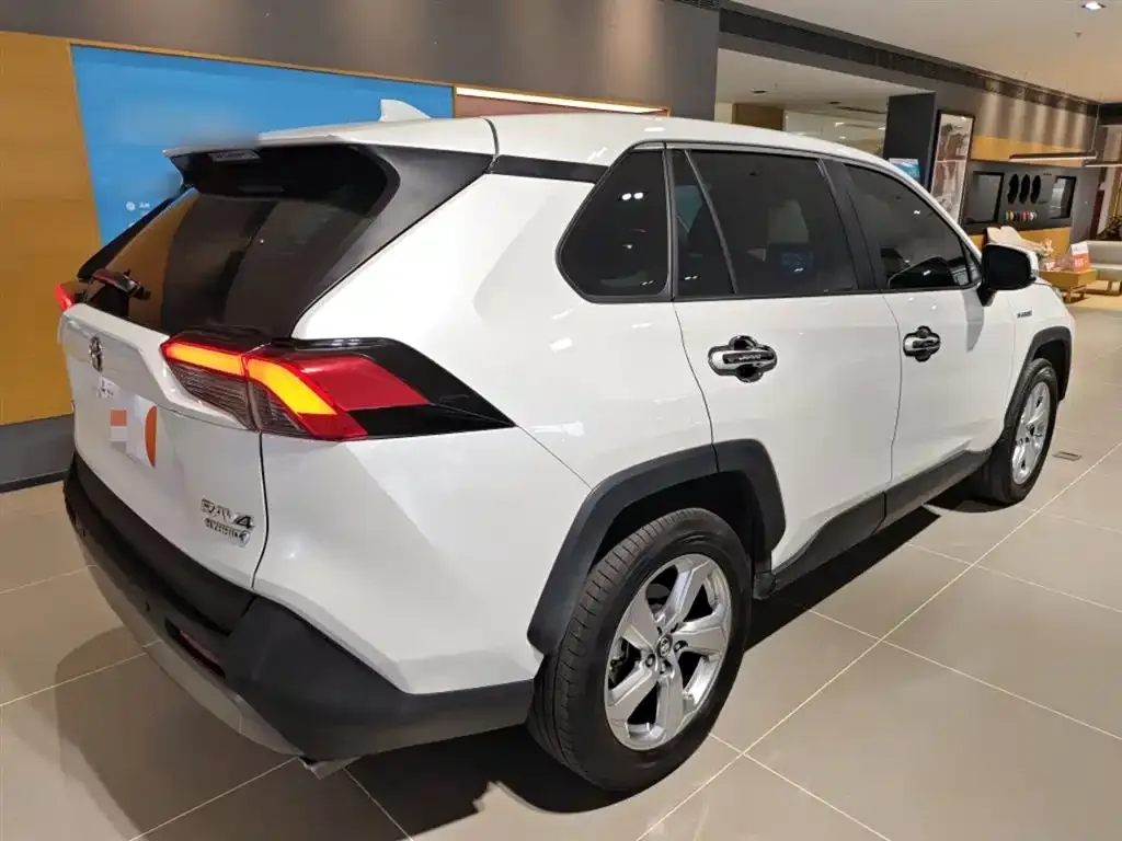 Toyota RAV4 — фото 5