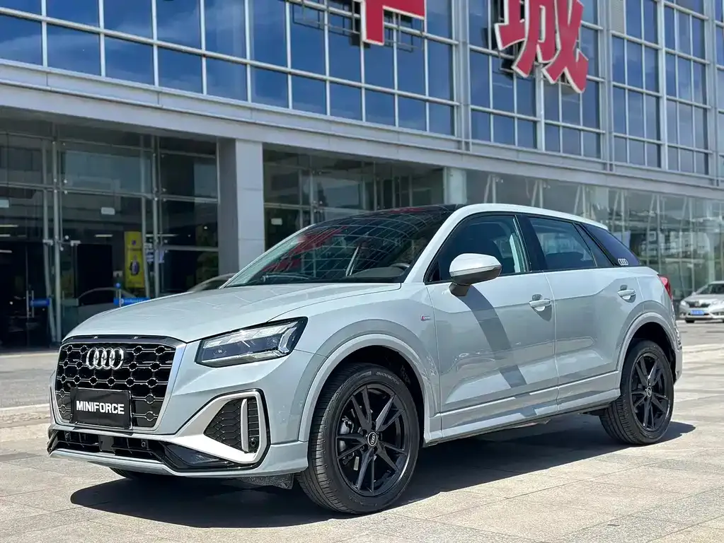 Audi Q2L — фото 1