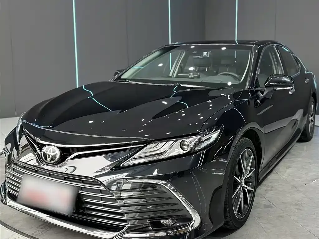 Toyota Camry — фото 1