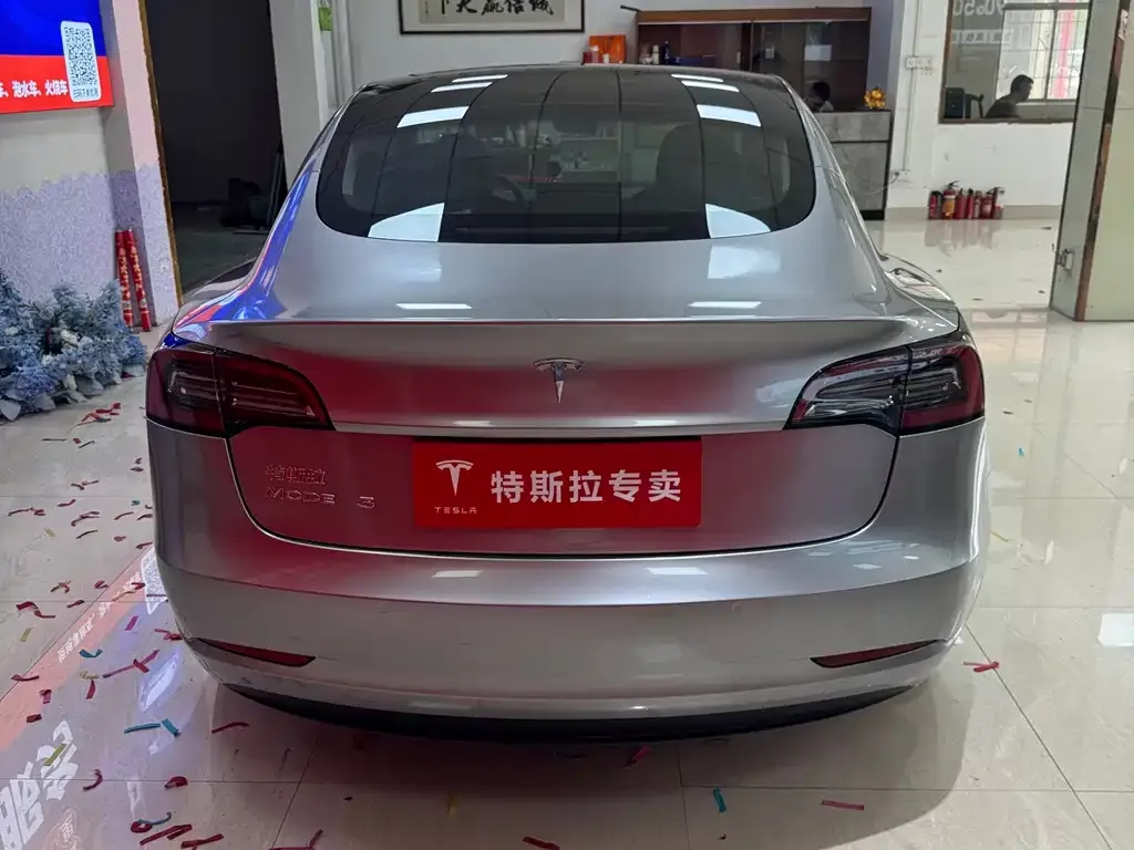 Tesla Model 3 — фото 7