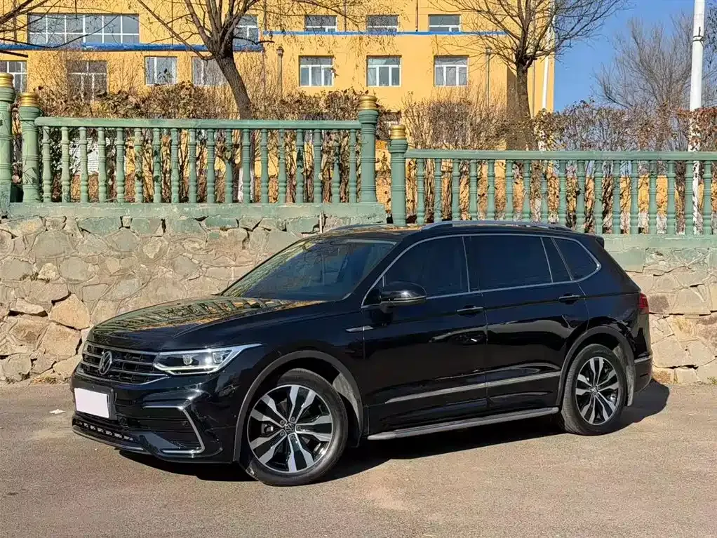 Volkswagen Tiguan L — фото 1