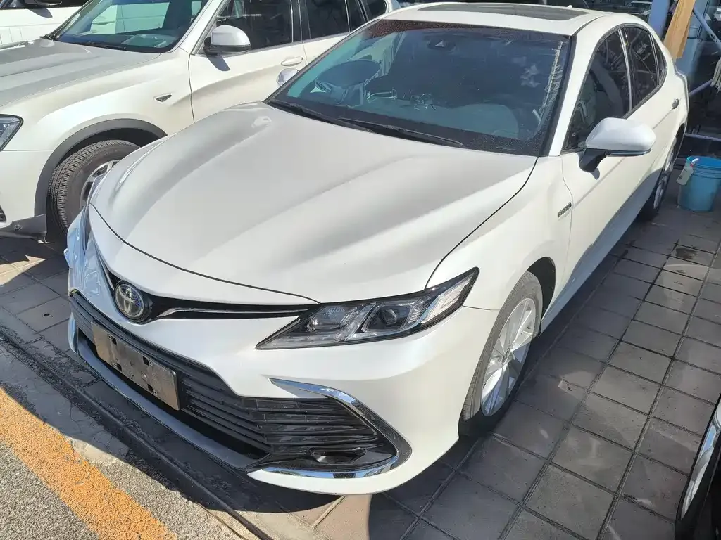 Toyota Camry — фото 1