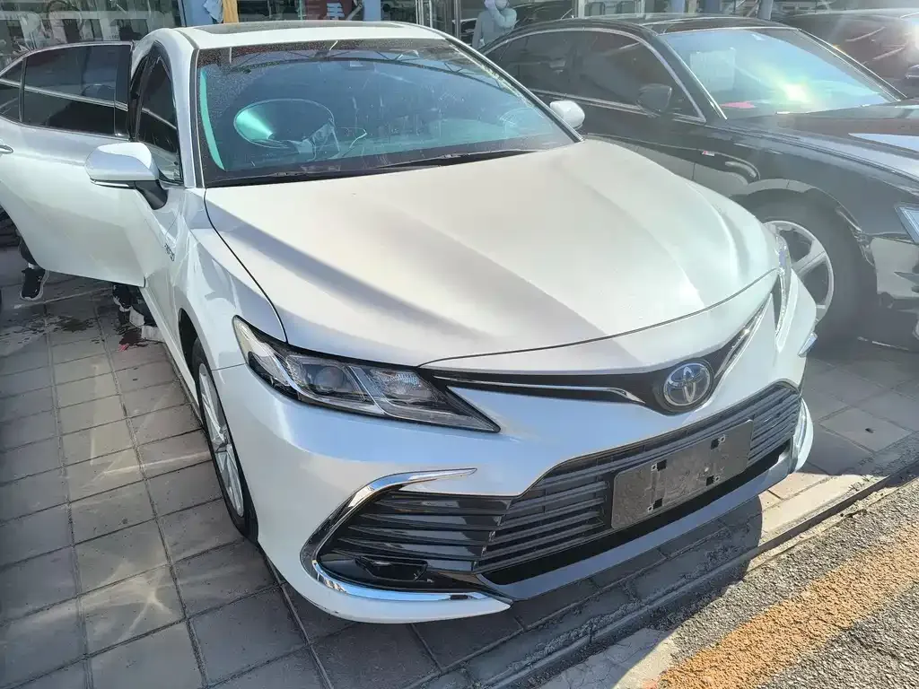 Toyota Camry — фото 2