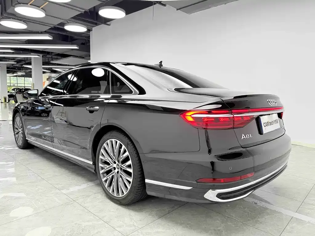 Audi A8 — фото 6