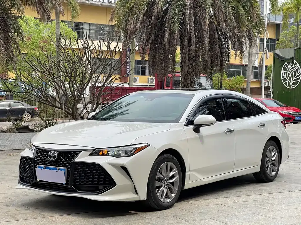 Toyota Avalon — фото 1