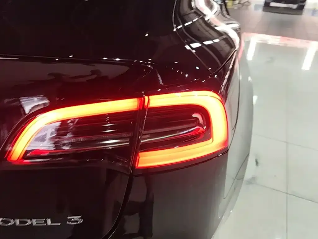 Tesla Model 3 — фото 5