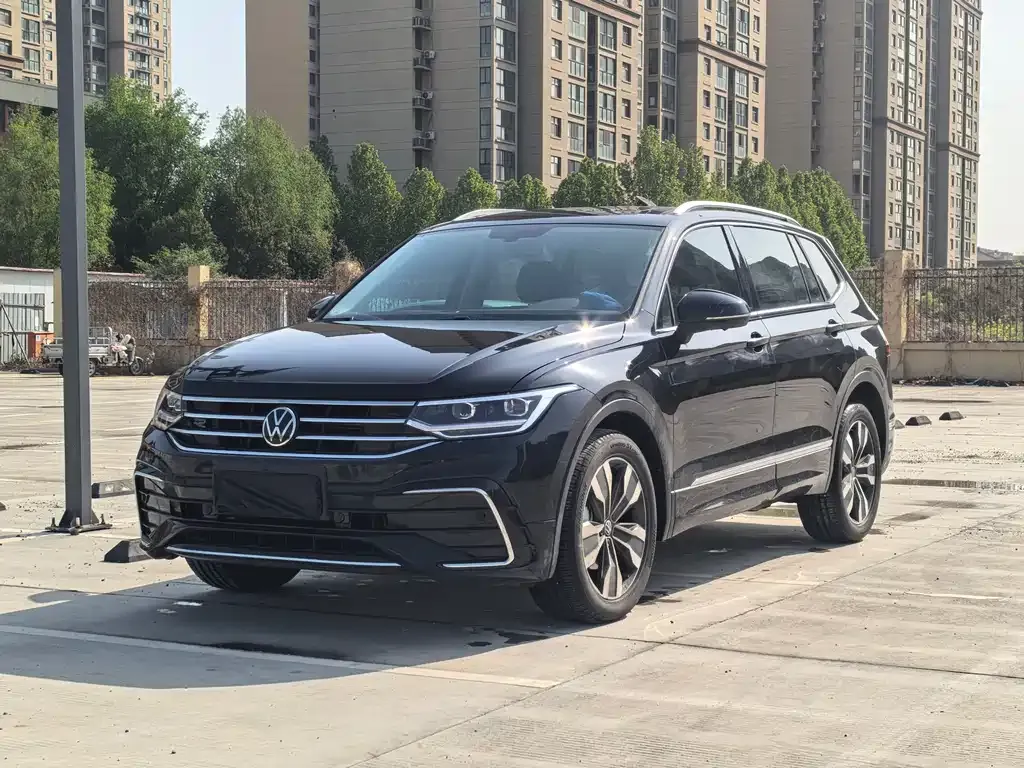 Volkswagen Tiguan L — фото 1