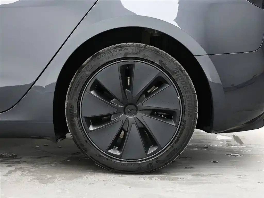 Tesla Model 3 — фото 3