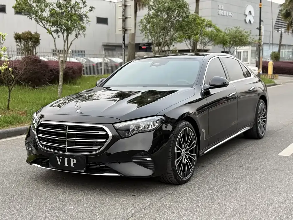 Mercedes-Benz E-Class — фото 1