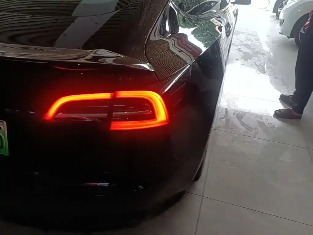Tesla Model 3 — фото 4