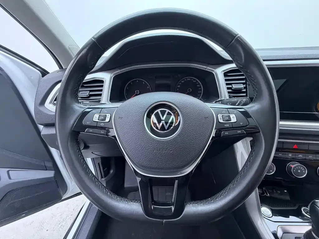 Volkswagen T-Roc — фото 7