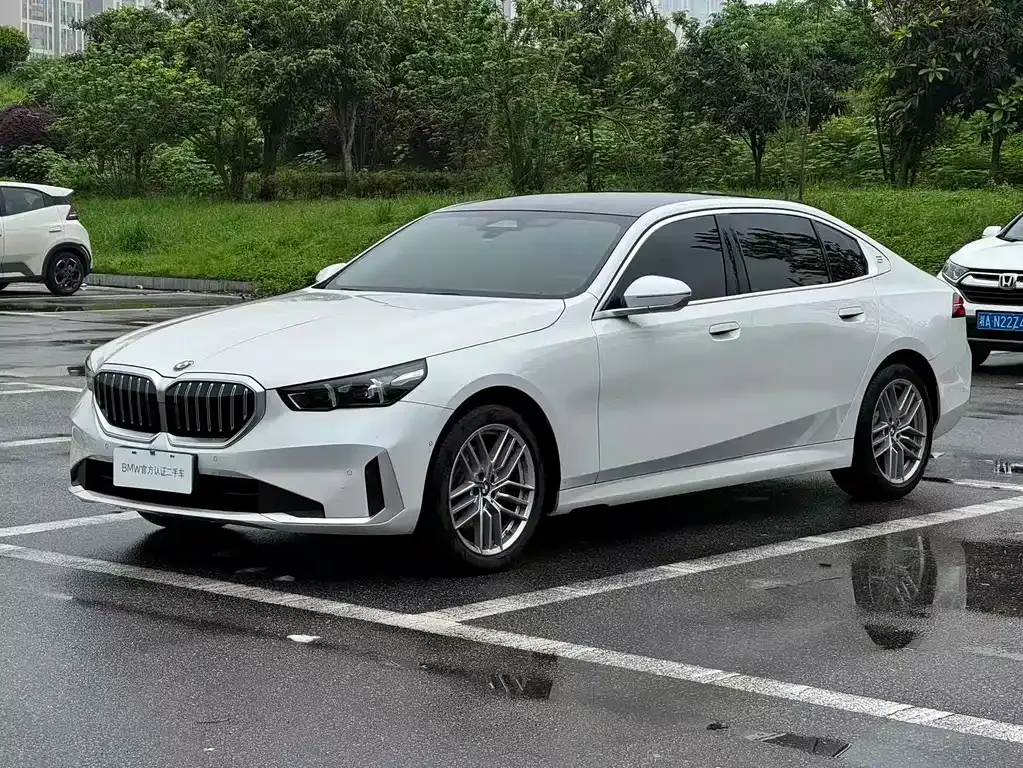 BMW 5 Series — фото 1