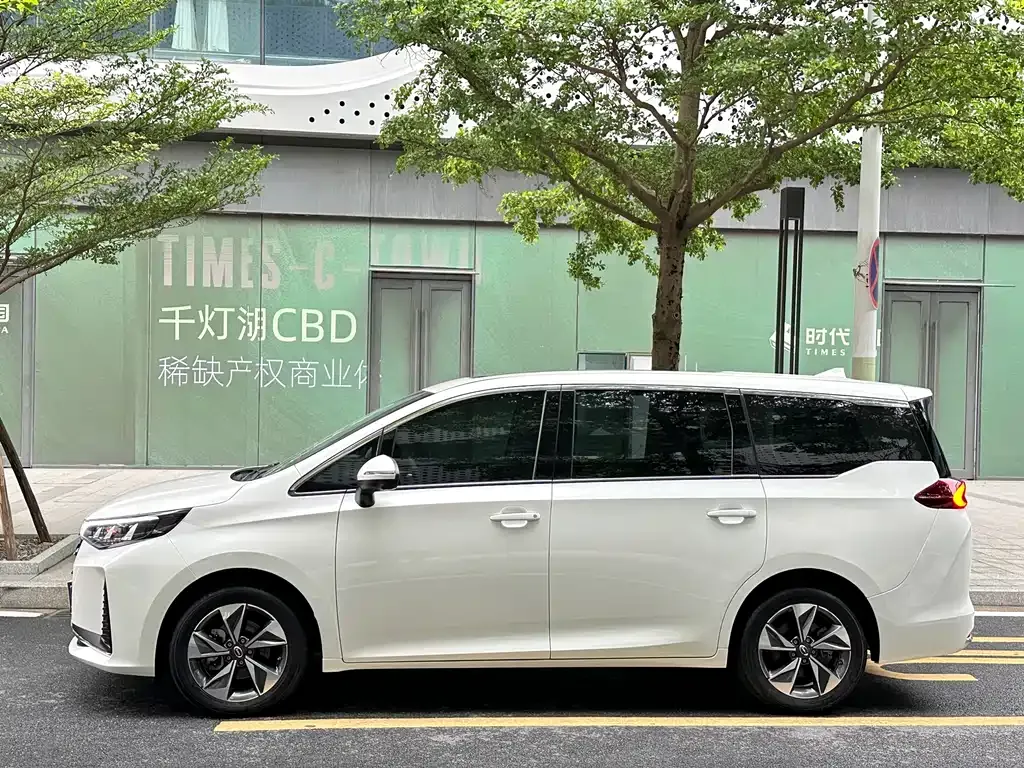 GAC Motor Trumpchi M6 — фото 10