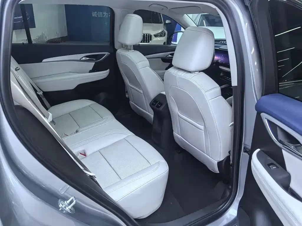 Buick Envision Plus — фото 9