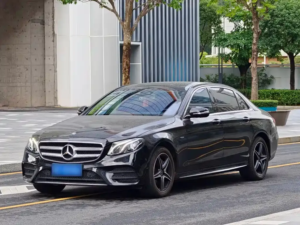 Mercedes-Benz E-Class — фото 1