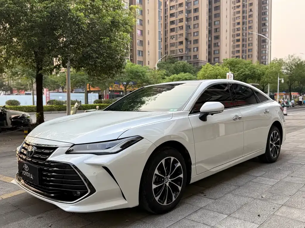 Toyota Avalon — фото 1