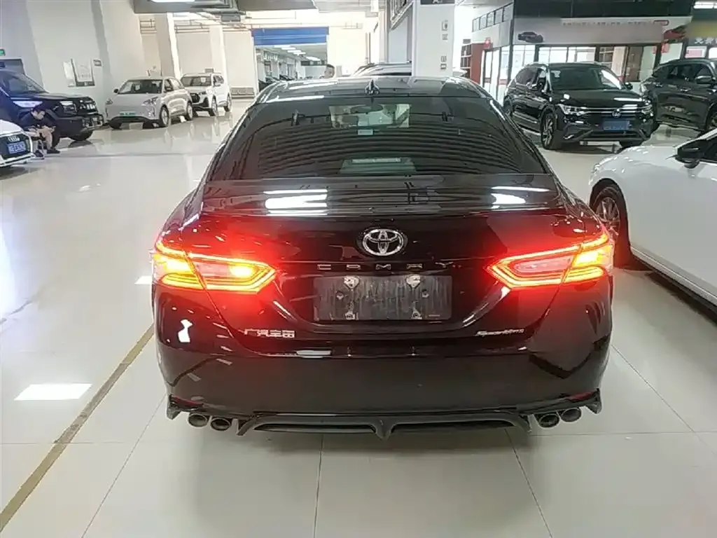 Toyota Camry — фото 5